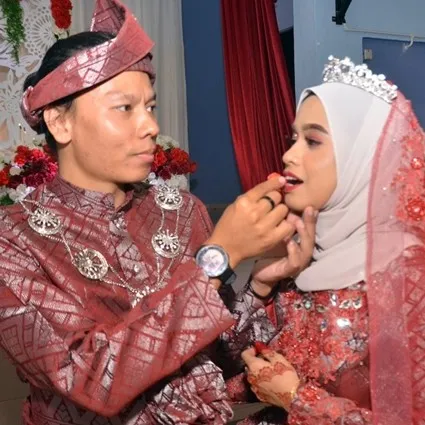 12 Potret kocak pengantin pria yang nggak pernah fokus