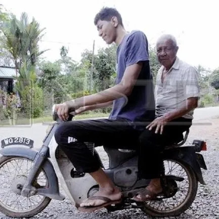 Kisah Azli Hisyam, pria tertinggi di Malaysia dengan 220 cm