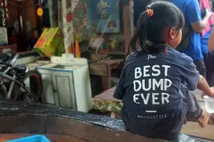 Restoran cepat saji ini berbagi keceriaan di antara gunung sampah