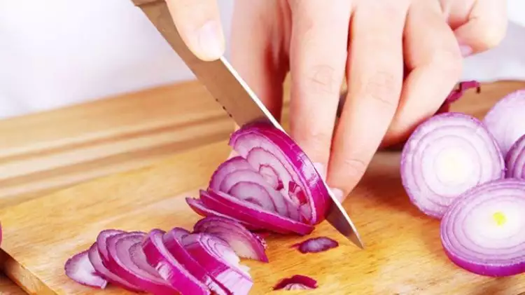 12 Cara memotong bawang merah tanpa bikin mata menangis