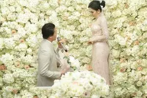 Detail busana Syahrini & Reino Barack saat lamaran, elegan abis