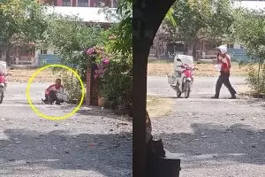 Potret kurir cari bayangan pohon untuk berteduh ini bikin sedih