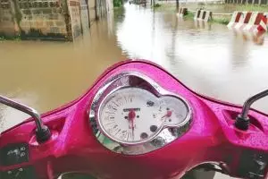 Demi motor tetap prima, ini 4 pertimbangan sebelum terobos banjir