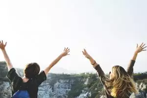 Punya jiwa petualang, 4 zodiak ini paling seru diajak traveling