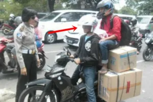 12 Aksi bapak-bapak saat mengendarai motor ini ngeri-ngeri sedap