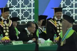 Dicuekin mahasiswi saat wisuda, reaksi rektor ini bikin salah fokus