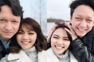 8 Momen romantis Rina Nose & tunangannya, berani pamer kemesraan