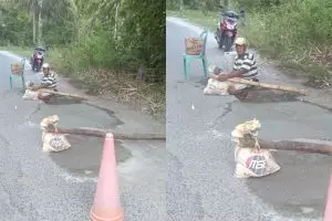 Kisah Opa Sadam 'Pahlawan Jalanan' sukarela tambal jalan berlubang