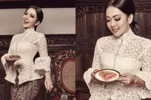 8 Inspirasi kebaya ala Syahrini, simpel tapi berkelas