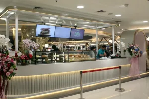 Restoran ini menyajikan menu Indonesia blasteran, unik banget lho