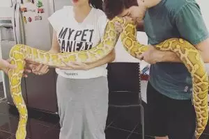 6 Seleb Tanah Air ini pernah ngidam aneh, ingin bertemu ular