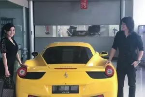 Kevin Aprilio & pacar kompak pamer mobil baru Ferrari, bikin iri