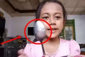 Gadis cilik ini bikin tutorial alis dari sendok, hasilnya epik abis