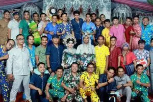 Tamu undangan datang ke nikahan teman pakai piyama, potretnya kocak