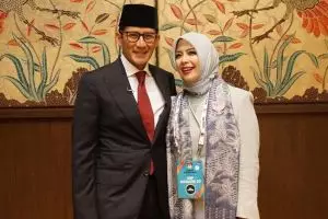 Beda gaya Nur Asia temani Sandiaga Uno di debat pertama & ketiga