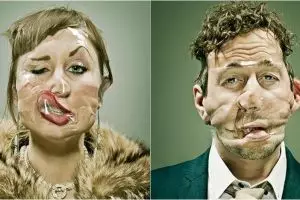 15 Pemotretan 'selotip muka' ini bikin tepuk jidat