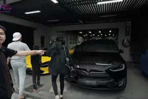 10 Potret rumah 'Crazy Rich Tanjung Priok', koleksi mobil mewah