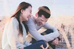 7 Cara kenalan dengan cewek yang bikin dia terkesan & susah lupa