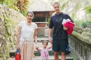 Begini cara Happy Salma bagi waktu antara keluarga dan pekerjaan