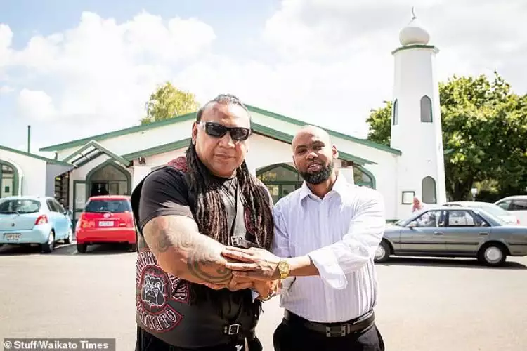 Momen geng motor di Selandia Baru jaga umat Islam salat bikin salut