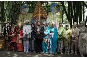 6 Pasangan ini nikah bareng di taman, ada yang di atas flying fox