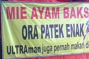 8 Warung ini ngaku pernah didatangi tokoh fiksi, spanduknya kocak