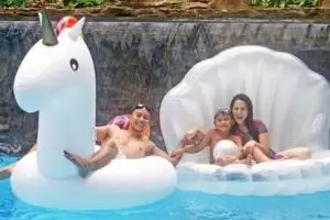 Penampakan kolam renang 10 rumah seleb ini bikin pengen nyemplung