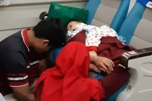 Kisah haru di balik foto orangtua duduk di lantai kereta demi anak