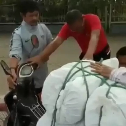 Momen Indra Sjafri bantu driver ojek Vietnam, aksinya viral