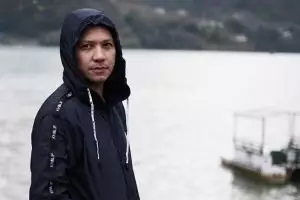 Gading Marten teteskan air mata nyanyi lagu Chrisye, ingat Gisel?