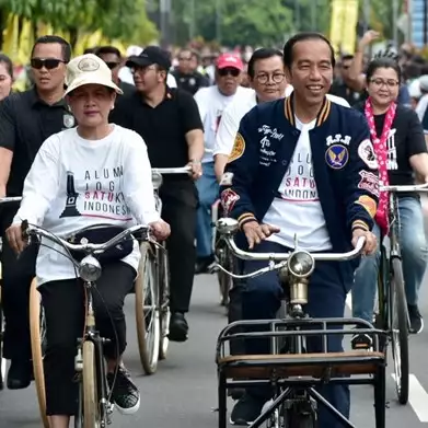 10 Momen Jokowi di Jogja, ngontel dan nyanyi bareng God Bless