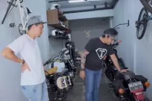 11 Penampakan sudut rumah Ananda Omesh, punya garasi khusus moge