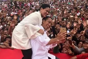 7 Potret mesra Jokowi & Iriana di atas panggung, selfie romantis