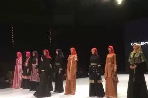 Kisah perawat rumah sakit yang sukses tampil di Indonesia Fashion Week