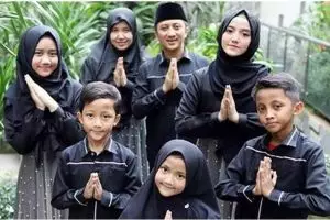 Aksi anak Yusuf Mansur beri kejutan ultah ibunya ini bikin nangis