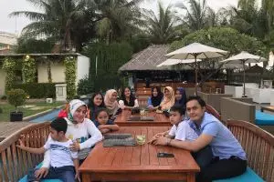 4 Potret kebersamaan Muzdalifah sekeluarga dengan tunangan