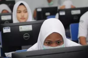 Tingkat kecerahan layar monitor UNBK rusak, solusi cewek ini swag 
