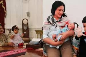 9 Potret Ibu Negara Iriana momong cucu Jan Ethes & Sedah Mirah