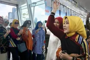 10 Momen seru Atalia istri Ridwan Kamil coba MRT Jakarta