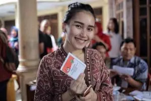 8 Inspirasi OOTD seleb datangi TPS, dari kasual hingga cetar