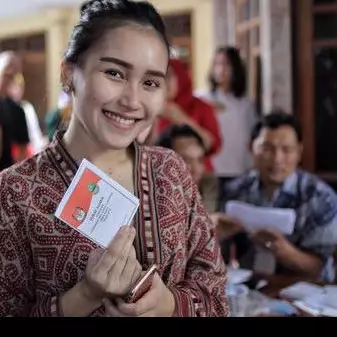 8 Inspirasi OOTD seleb datangi TPS, dari kasual hingga cetar