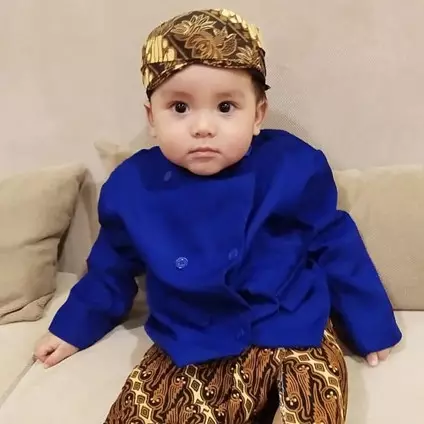 8 Potret anak Vicky Shu pakai blangkon ini bikin gemas maksimal