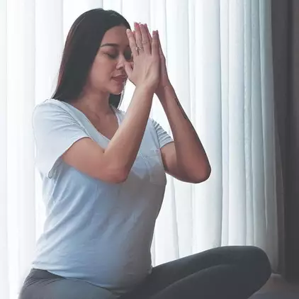 Hamil 6 bulan, ini 10 potret Aura Kasih pamer baby bump