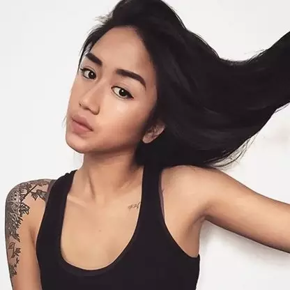 Aksi ekstrem chef Renatta Moeloek potong rambut pakai pisau