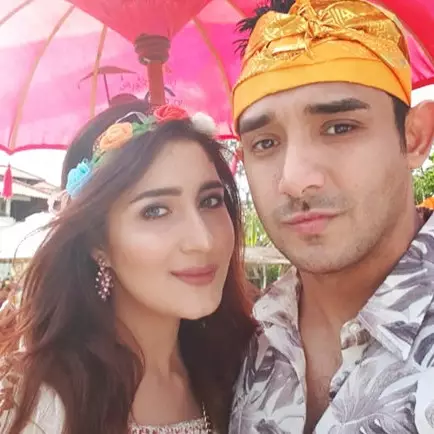 7 Foto mesra Tania Nadira dan kekasihnya yang berdarah Arab