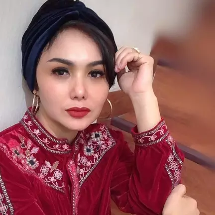 7 Gaya Yuni Shara kenakan turban, ada yang tiru permaisuri Qatar