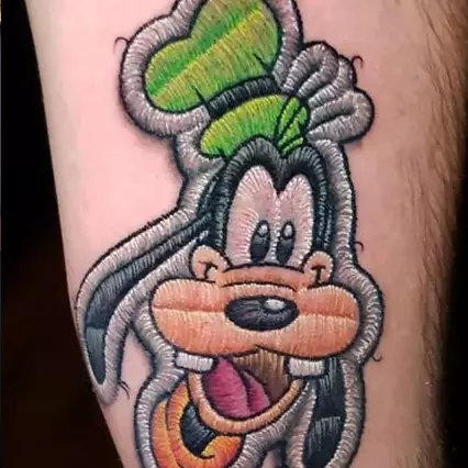 10 Tato bertema tokoh kartun ini mirip kain sulam, detail banget