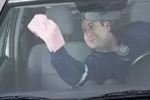 5 Cara hilangkan jamur dari kaca mobil tanpa perlu ke bengkel