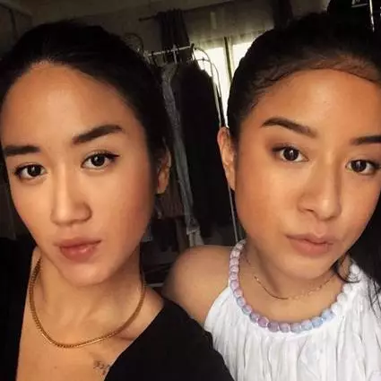 8 Potret kedekatan Chef Renatta dan adiknya, bak saudara kembar