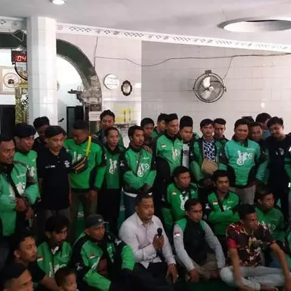 Driver ojek online ini menikah dari hasil tabungan ngojek, top!